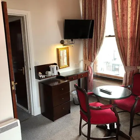 Leeson Apartment *